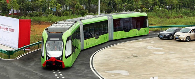 Cina, il tram del futuro non ha rotaie ma segue le strisce di vernice. Ed è elettrico – FOTO e VIDEO