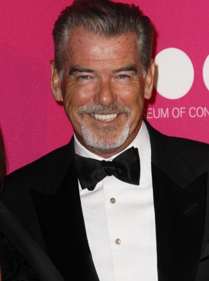 Pierce Brosnan, 73 anni, parla del tempo e del futuro di James Bond, sorride e non dà previsioni su chi sarà il prossimo 007