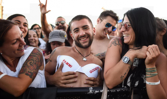 Concerto Vasco Rossi a Modena, 15mila persone per la 'data zero'. E un  palco mai visto prima - FOTO - Il Fatto Quotidiano