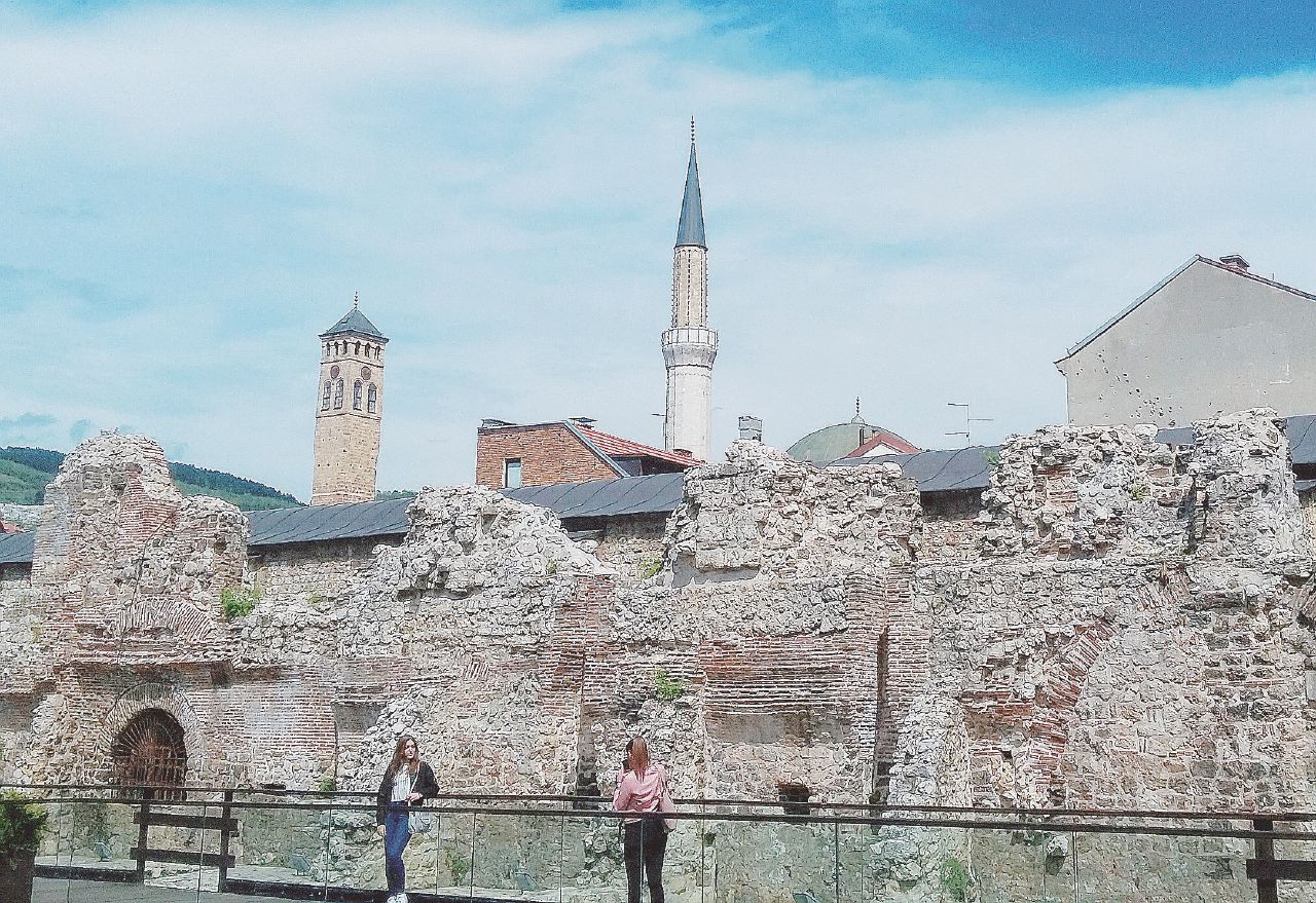 Panoramica - Le rovine di Taslihan; a seguire un cimitero, un cartello e una lapide - LaPresse Sarajevo addio, l’odio prodotto dalle “tribù”