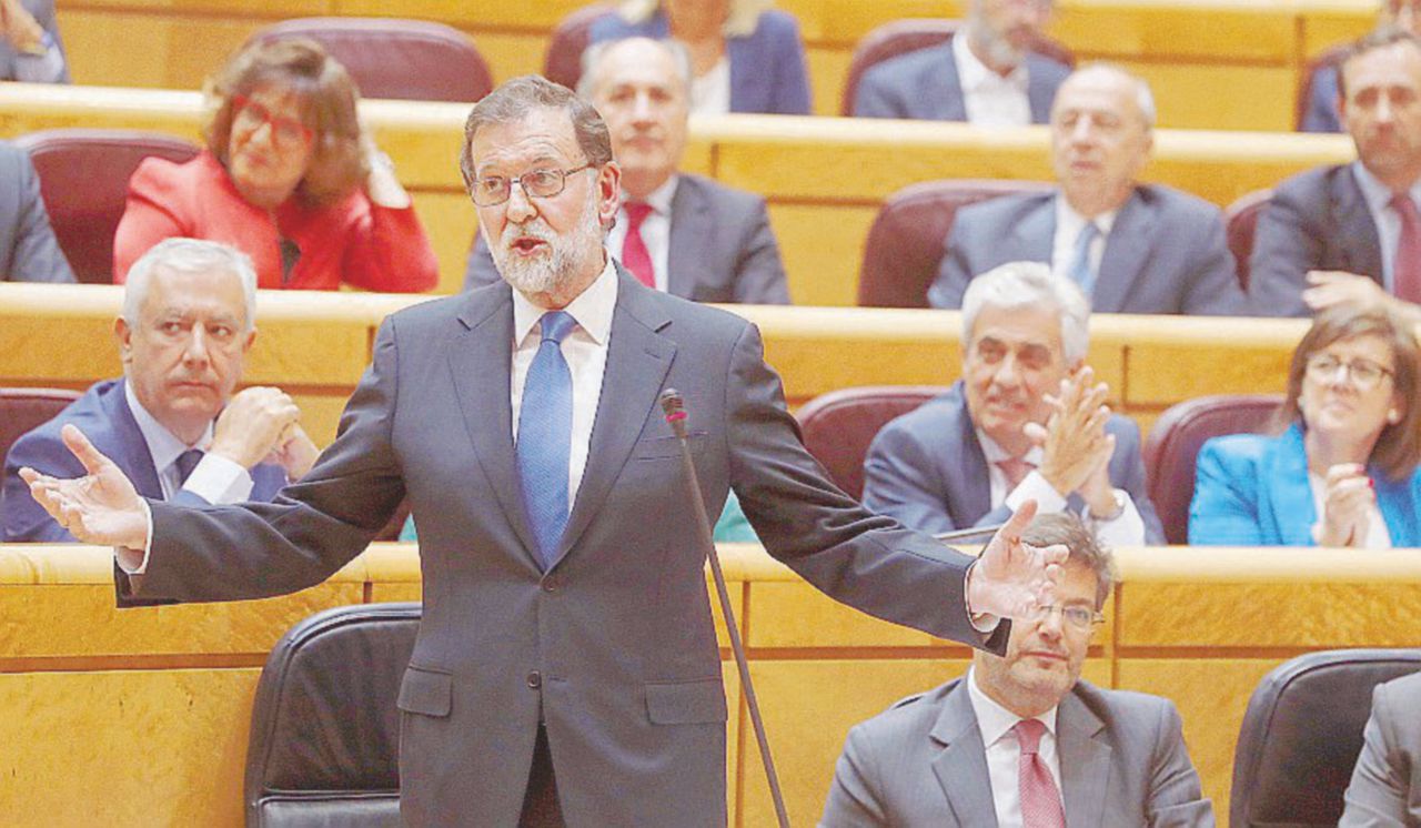 Il primo ministro spagnolo Mariano Rajoy - Ansa Madrid-Barcellona, derby sul referendum