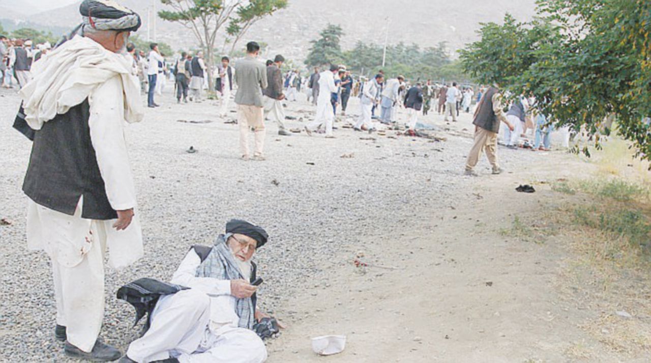 Kamikaze al funerale: a Kabul 20 morti, 87 feriti e il premier scampato Kamikaze al funerale: a Kabul 20 morti, 87 feriti e il premier scampato
