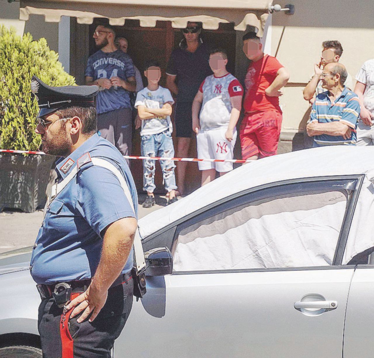 Il luogo dell’agguato ad Afragola, città metropolitana di Napoli - Ansa Gomorra rialza la testa: ucciso accanto al bimbo