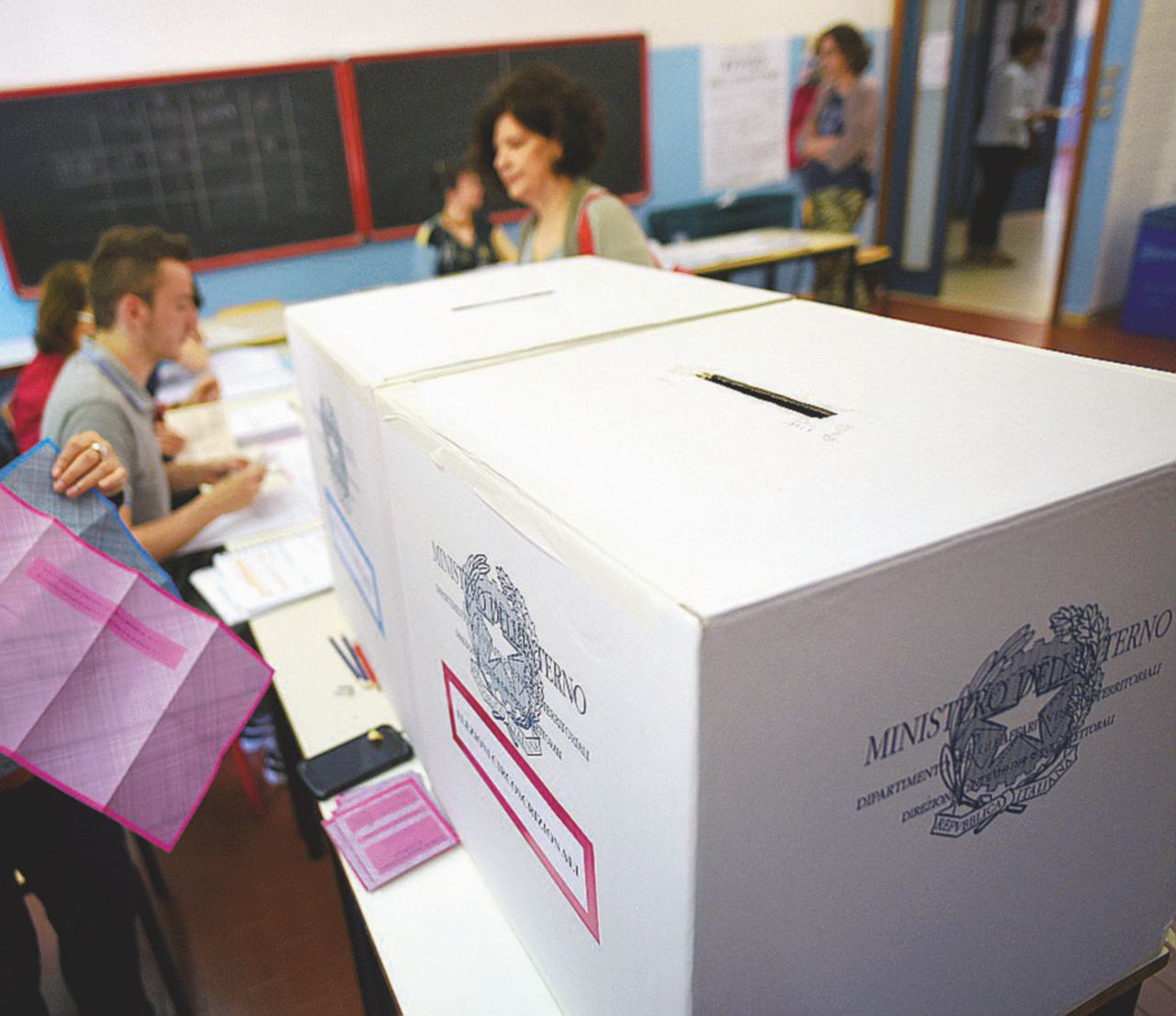 Urne in vista - Un seggio elettorale. Le ultime elezioni politiche sono state nel 2013 - LaPresse Il voto “double face” calza bene a tutti da Salvini a Grillo