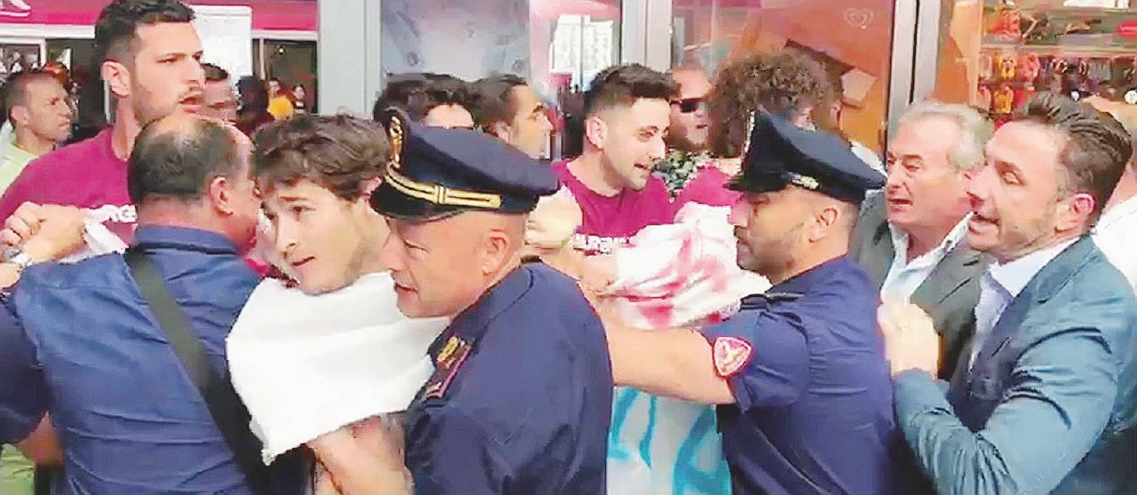 Gli scontri Le opere inutili ma belle di Hadid in Campania