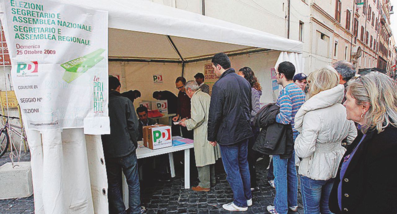Gazebi - Code per le primarie del Pd - Ansa Espulsi gli immigrati costretti a votare Renzi alle primarie dem