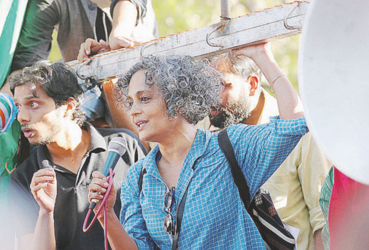 Arundhati Roy - Ansa “Se non superiamo i confini dentro di noi la realtà fa paura”