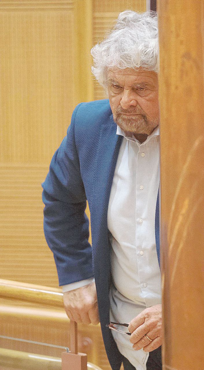 Perplesso - Il leader dei 5Stelle, Beppe Grillo - Ansa Le contorsioni di Grillo: critica e poi approva il finto tedesco