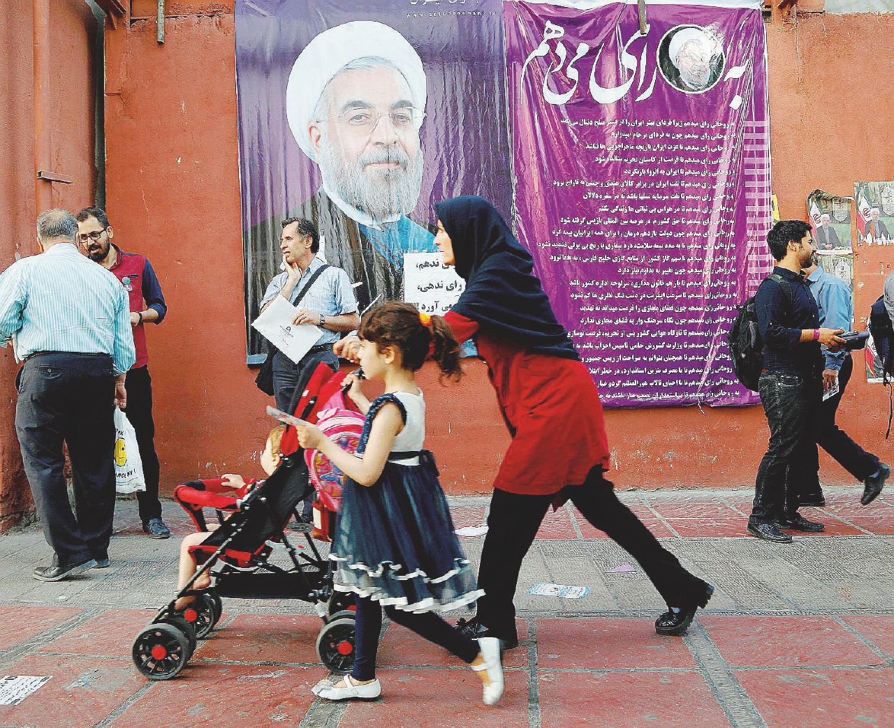 Scene di vita a Teheran - Il 70% della popolazione iraniana ha meno di 30 anni - Ansa Sotto il velo dell’Iran: giovani, “europei” e niente petrodollari