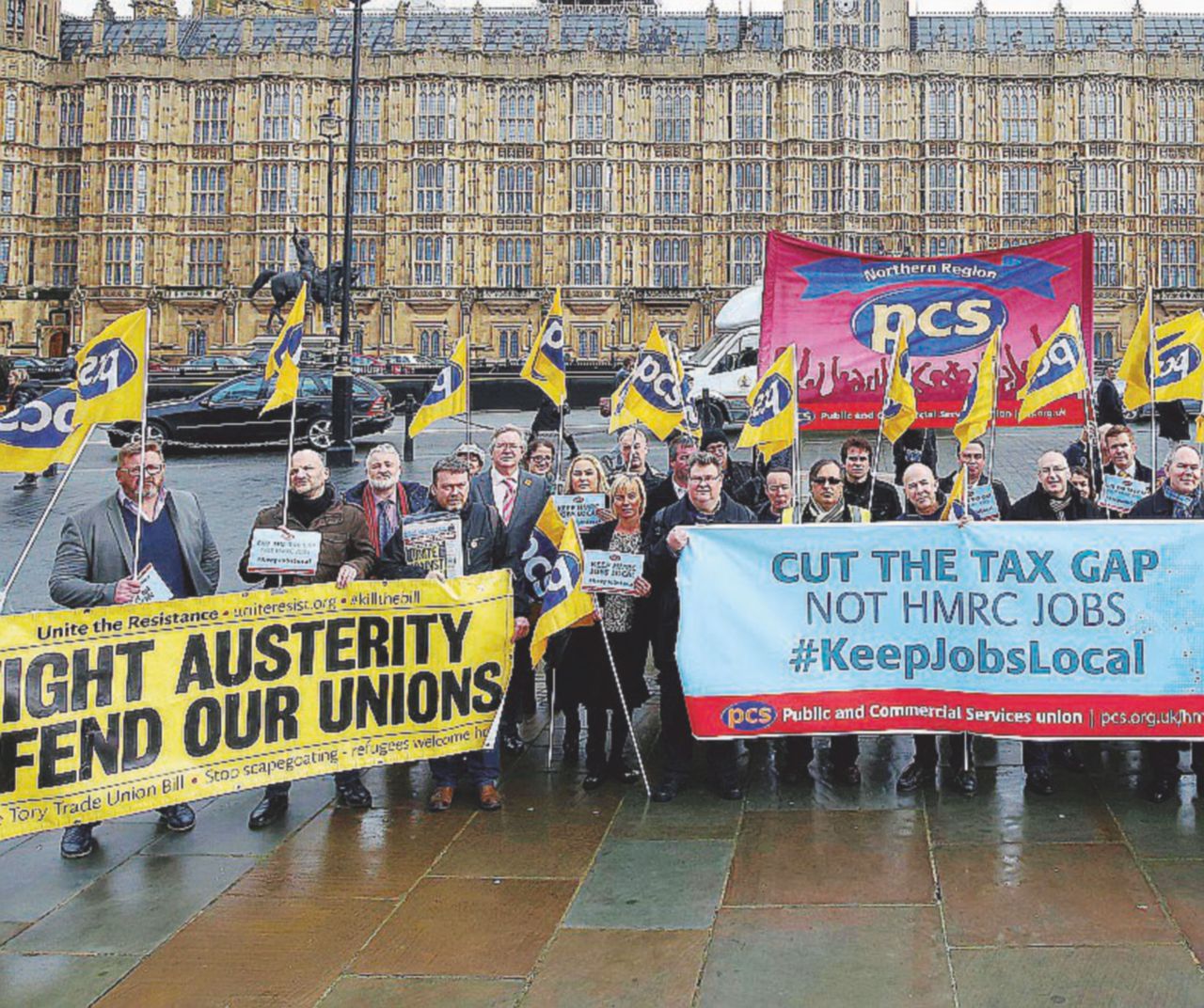 Cinema impegnato - Ken Loach e una manifestazione di lavoratori davantia Westminster - Ansa/LaPresse “Troppo welfare nel programma di Jeremy, l’establishment non lo può digerire”