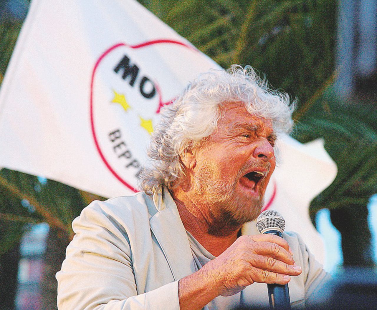 Comico - Beppe Grillo, fondatore del M5S - Ansa La bomba di Grillo sul finto Tedesco: “Parola agli iscritti”