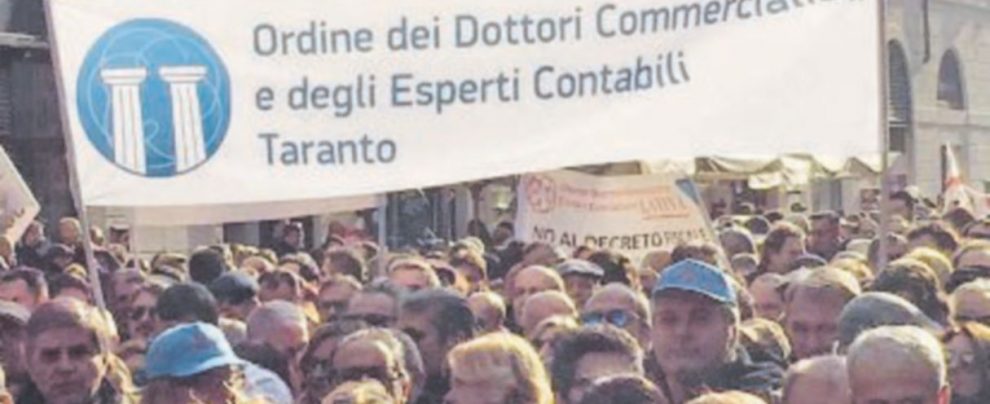 Esausti - La protesta - Ansa Commercialisti in rivolta: scende il reddito ma aumentano gli oneri