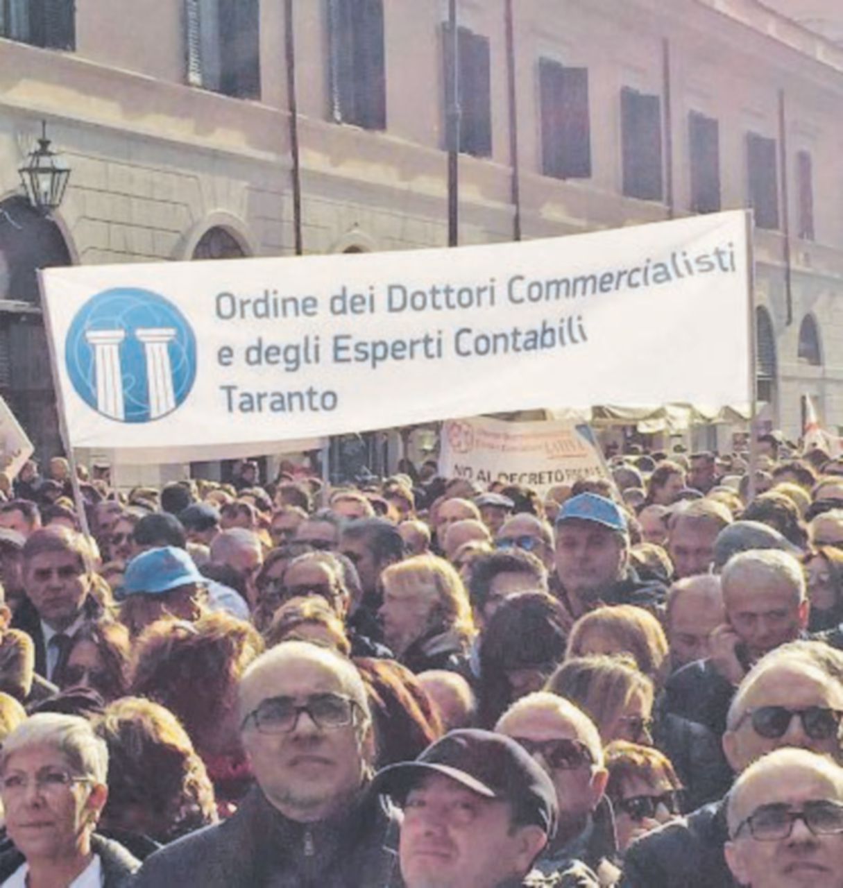 Esausti - La protesta - Ansa Commercialisti in rivolta: scende il reddito ma aumentano gli oneri