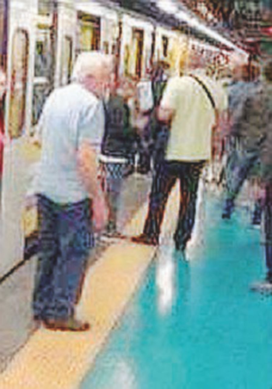 Napoli, in metrò armato di coltello. Panico tra i passeggeri Napoli, in metrò armato di coltello. Panico tra i passeggeri