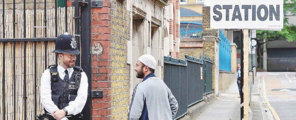 Convivenze - Un poliziotto a Tower Hamlets, borgo di Londra - LaPresse Effetto contro-Brexit Londra spaventata sceglie l’incertezza