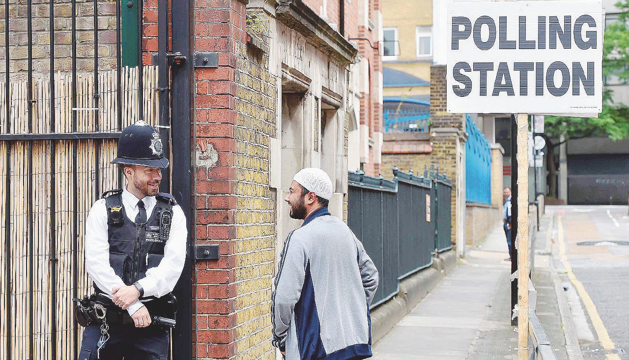 Convivenze - Un poliziotto a Tower Hamlets, borgo di Londra - LaPresse Effetto contro-Brexit Londra spaventata sceglie l’incertezza