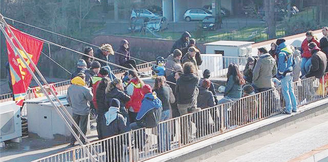 Correva l’anno - La protesta dei lavoratori dell’Ispra sui tetti della sede nel 2010 - Ansa Condannati dal governo a sperare nella precarietà