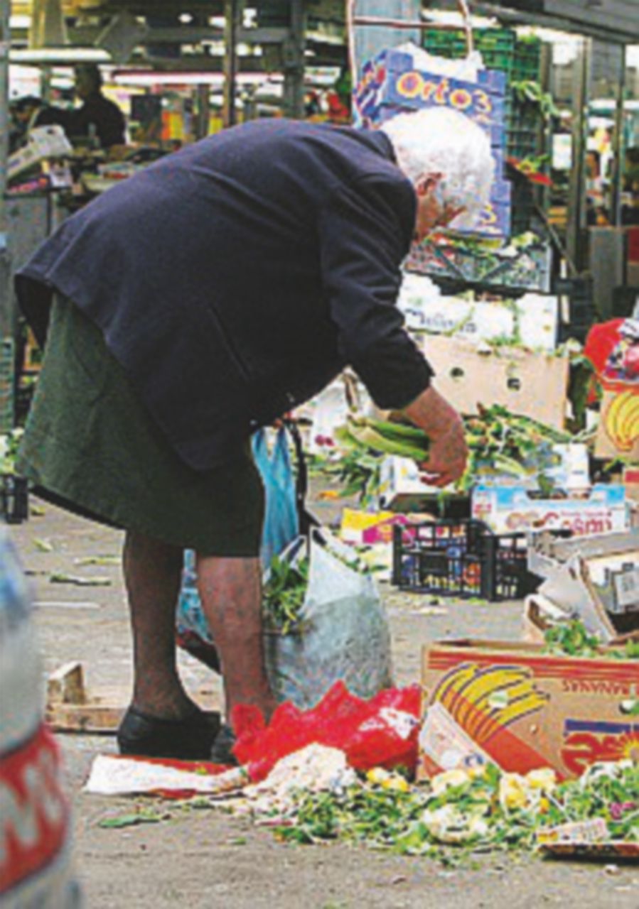 Ecco il bonus poveri: 190 euro al mese e solo se non hai la Naspi Ecco il bonus poveri: 190 euro al mese e solo se non hai la Naspi