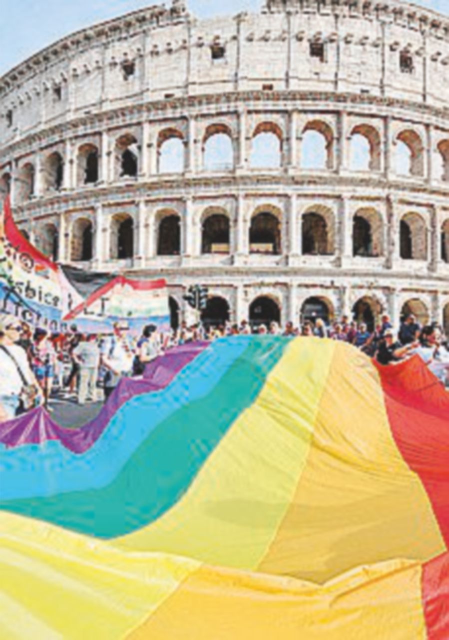 Una festa colorata a Roma per la lunga sfilata del Gay Pryde Una festa colorata a Roma per la lunga sfilata del Gay Pryde