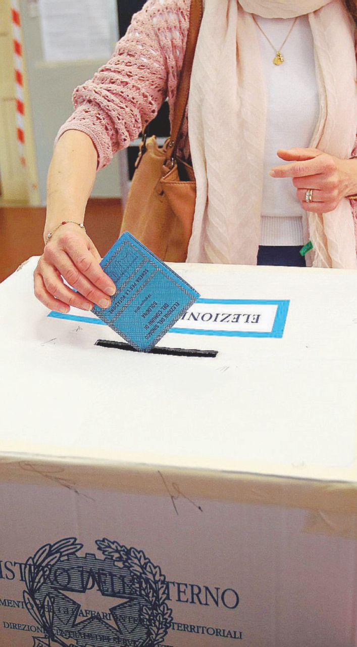 Seggi aperti - Si vota oggi dalle 7 - Ansa Oggi in 10 milioni alle urne, ma i partiti se ne infischiano