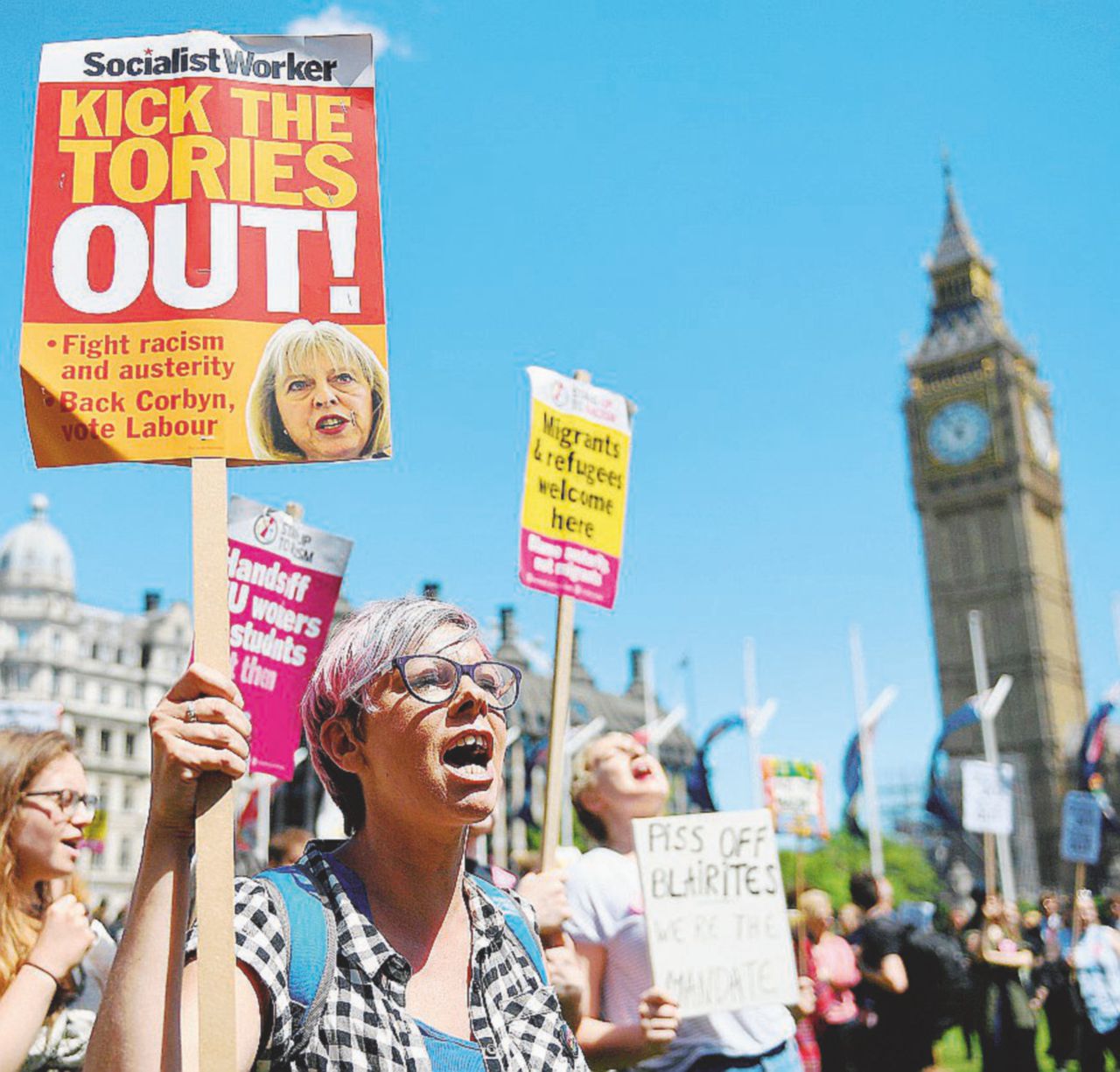 Protesta - La manifestazione contro il primo ministro May - Ansa I Tories fanno a cornate, May scarica i due consiglieri