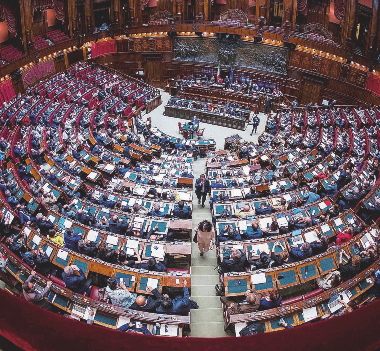 Camera incartata - L’aula di Montecitorio durante la discussione sulla legge elettorale - Ansa Il listone, l’offerta fuori tempo di Renzi a Pisapia