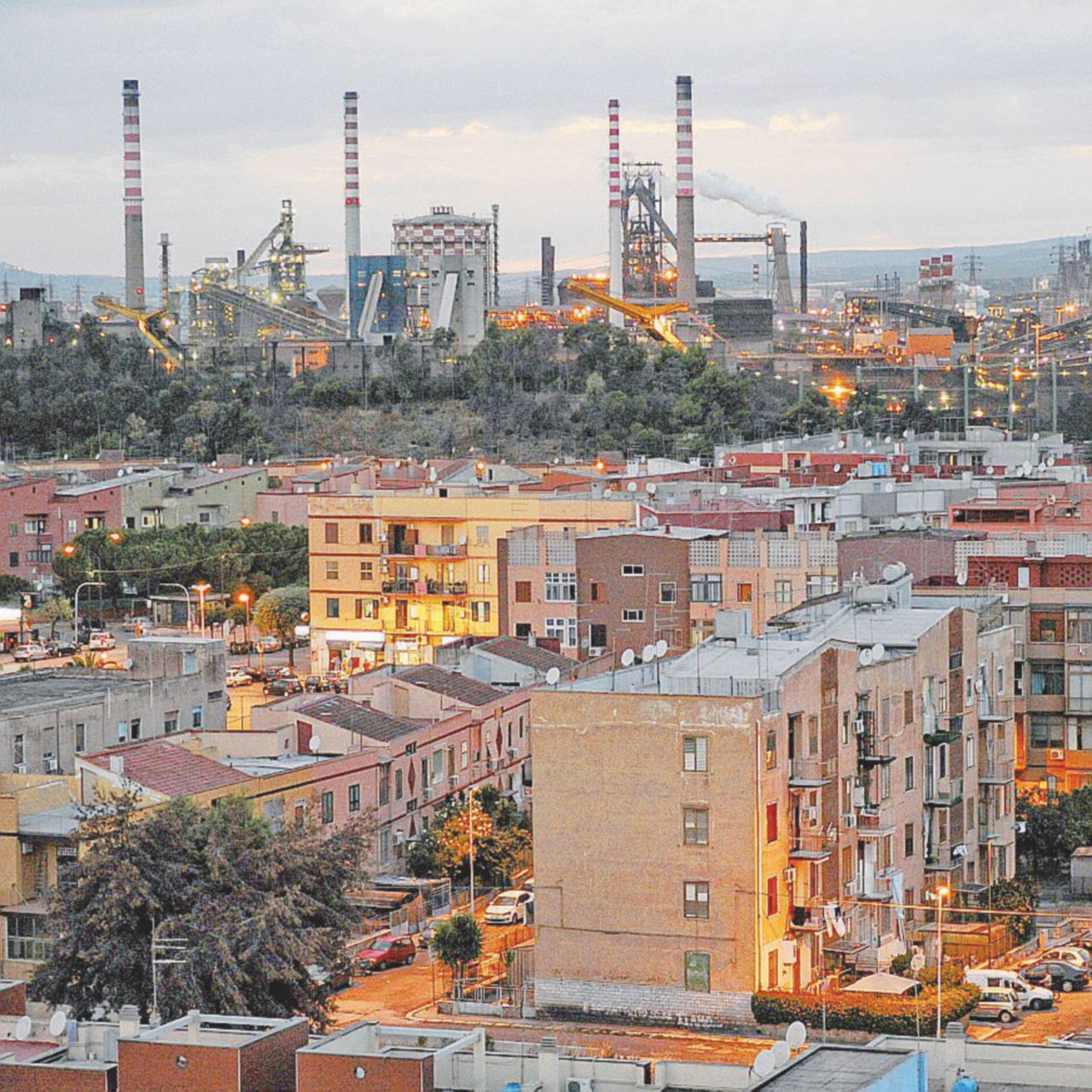 Panorami - La città di Taranto e l’Ilva sullo sfondo - Ansa Taranto, voto molecolare: forse fuori a sorpresa il M5S