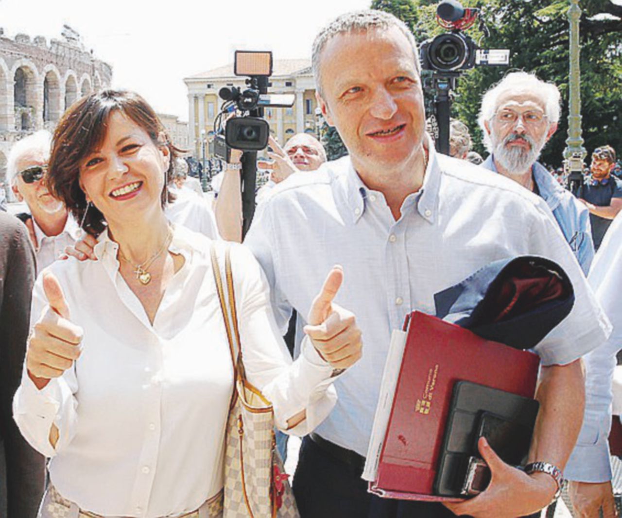 La coppia - Patrizia Bisinella, al ballottaggio a Verona, e il sindaco uscente Flavio Tosi - Ansa Sotto la Scala esiste solo il centrodestra. Lady Tosi alla fine centra il ballottaggio