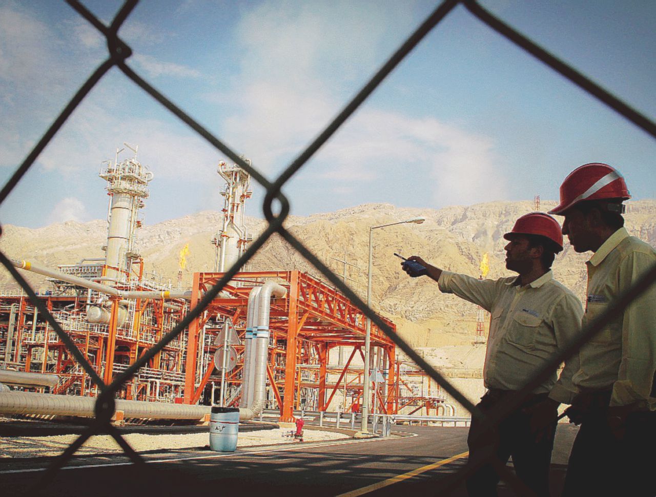 L’alleanza - Ingegneri iraniani al lavoro nel giacimento che si trova nelle acque del Golfo Persico e che Teheran condivide con il Qatar dell’emiro al Thani - LaPresse Arabia Saudita e Qatar, la posta in gioco più che il Califfo è il gas