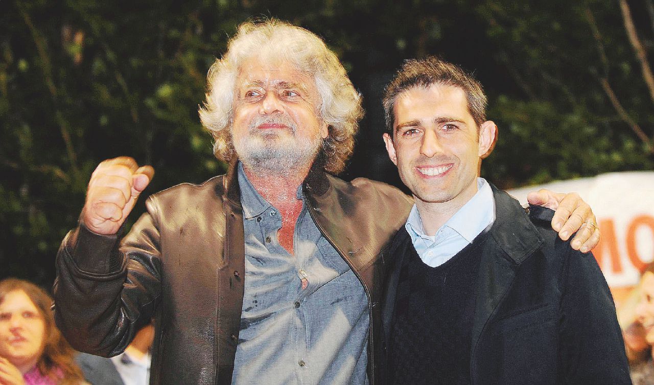 Bei tempi - Solo 5 anni fa, Beppe Grillo festeggiava con Federico Pizzarotti la vittoria del M5S a Parma - Ansa Veti, scomuniche e veleni: così affondano le liste M5S