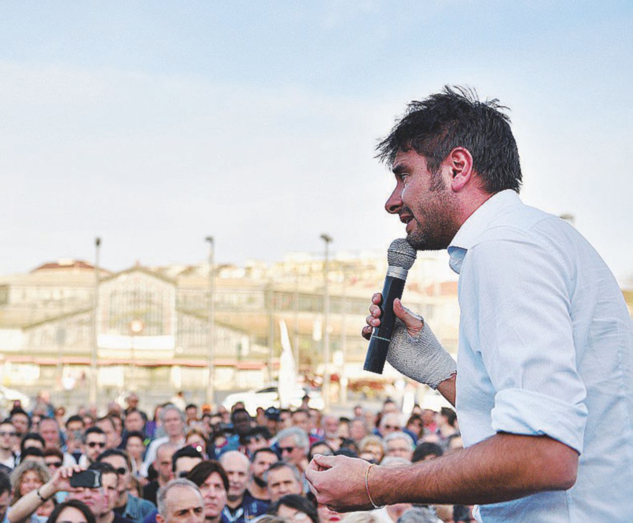 Star catodica - Alessandro Di Battista è tra i più assidui in tv (e in molti si lamentano) - LaPresse Un team per “aiutare” il candidato premier Intanto gli ortodossi protestano sulle chat