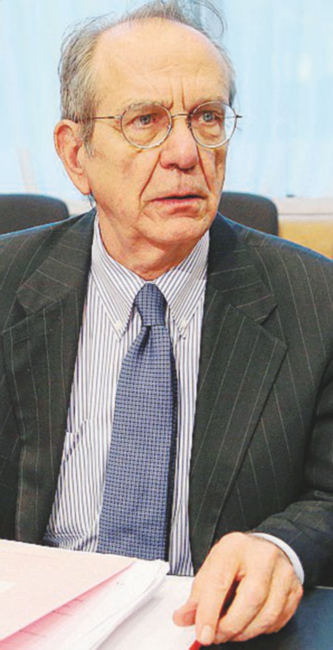 Nell’occhio del ciclone - Il ministro dell’Economia, Pier Carlo Padoan e Vittorio Malacalza, grande azionista di Carige - Ansa Via Crucis banche, prossima stazione Carige