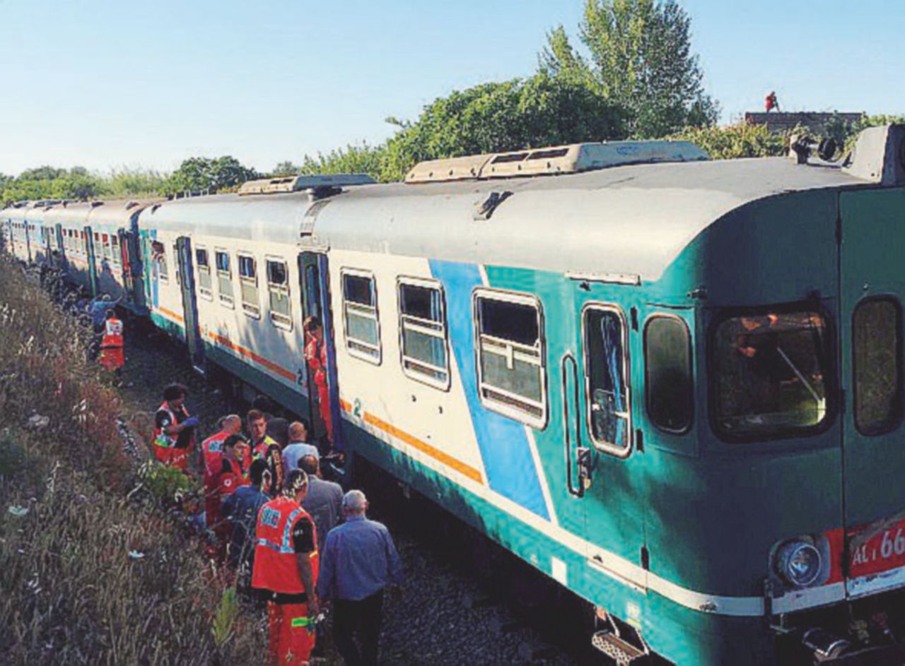 Copertina di Salento, l’inferno dei treni tra scontri, ritardi e spazzatura nei vagoni