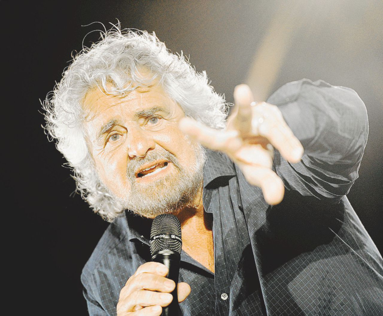 M5s, ora Grillo mette il guinzaglio ai Meetup: tutte le iniziative passeranno per la piattaforma web Rousseau