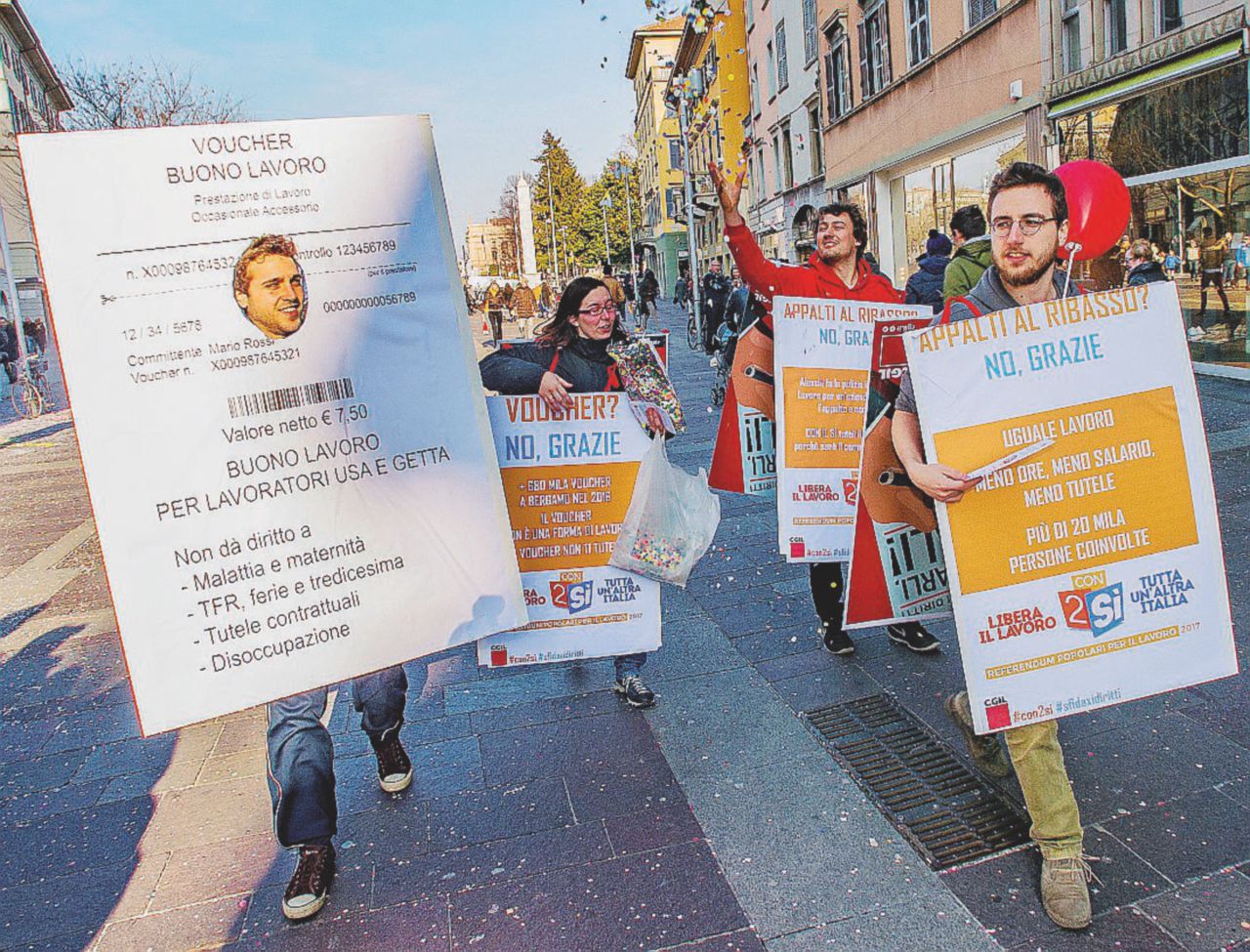 A molti non piacciono - Flash mob della Cgil contro voucher e precariato. Sabato di nuovo in piazza - LaPresse Voucher, ritorno con fiducia. Ma la sinistra salva il governo