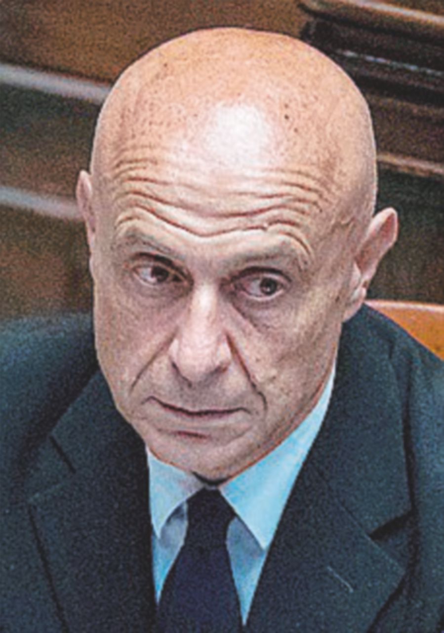 Minniti riceve Raggi, ma per il Viminale allarme immotivato Minniti riceve Raggi, ma per il Viminale allarme immotivato