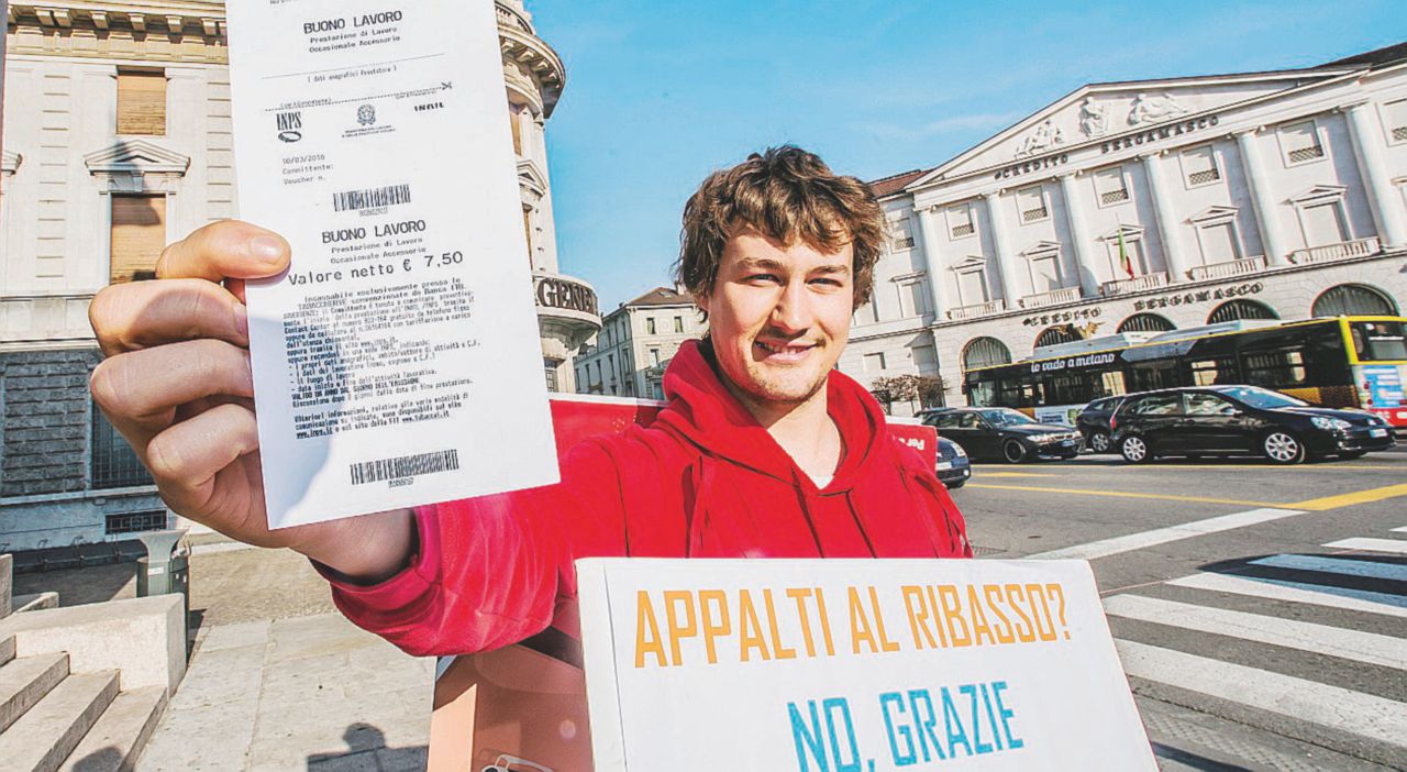 Proteste - Il flash mob di Bergamo del 25 febbraio scorso organizzato dalla Cgil contro i voucher - LaPresse “PrestO”, il lavoro povero senza diritti che incentiva il nanismo delle aziende