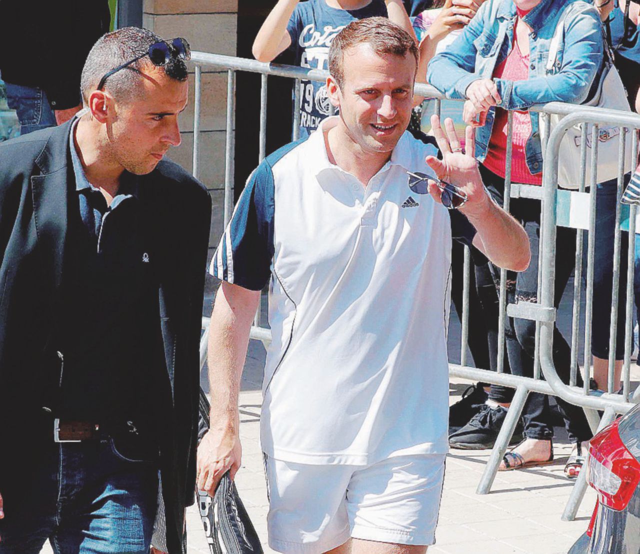 Pigliatutto - Il presidente Emmanuel Macron in completo da tennis e un seggio elettorale per le elezioni legislative - Reuters Macron En Marche!: chi teme il nuovo Napoleone