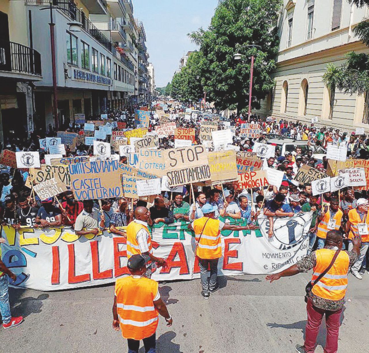 Inclusione - Due immagini dal corteo che ieri alle dieci di mattina è partito per le strade di Caserta. Le istituzioni hanno aperto un tavolo di trattativa con i manifestanti - Foto Enrico Caria Ius soli e decreto Minniti. 5 mila migranti in piazza