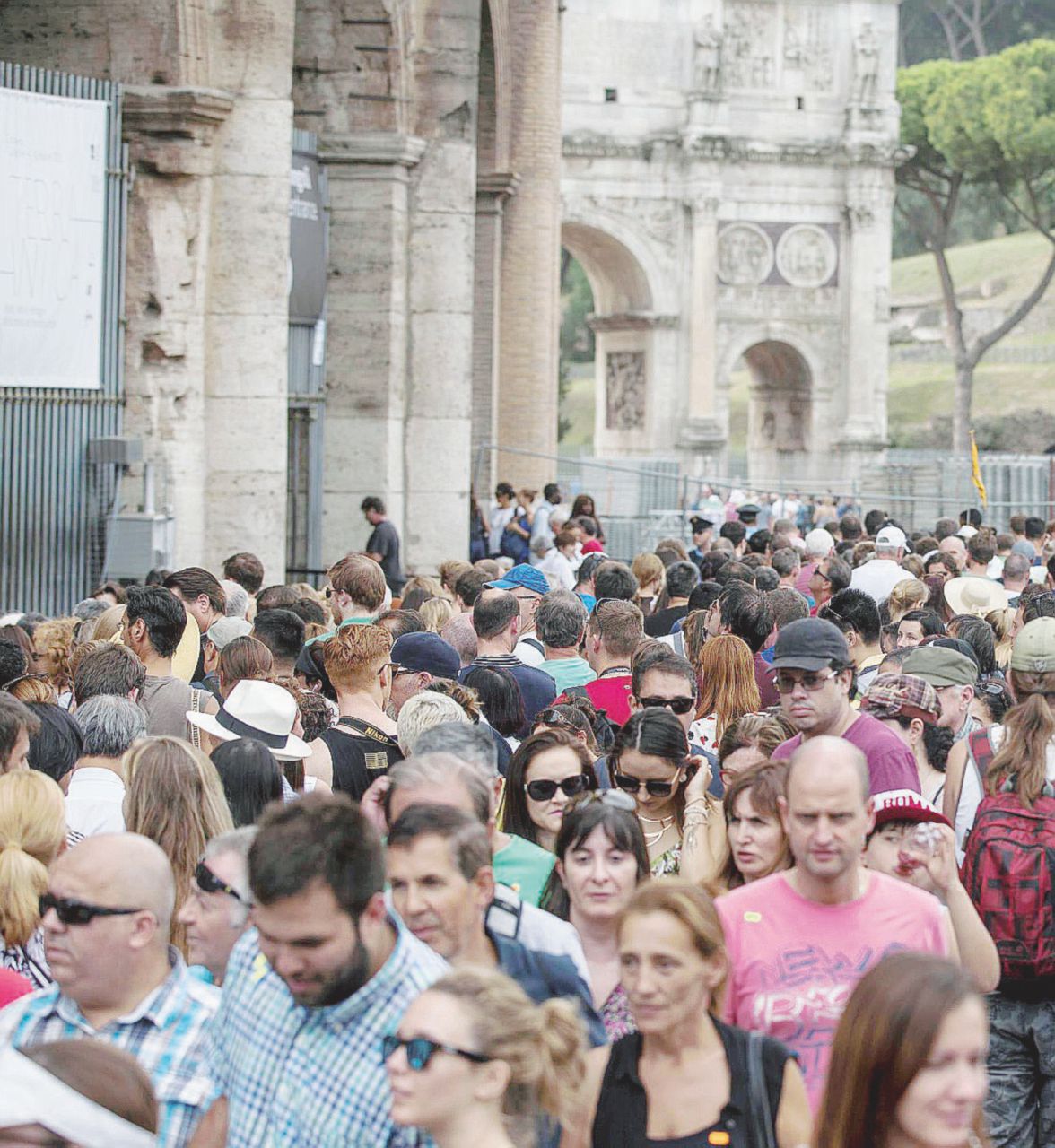 Copertina di “Siamo tutti turisti di massa. Inutile voler fare gli alternativi”