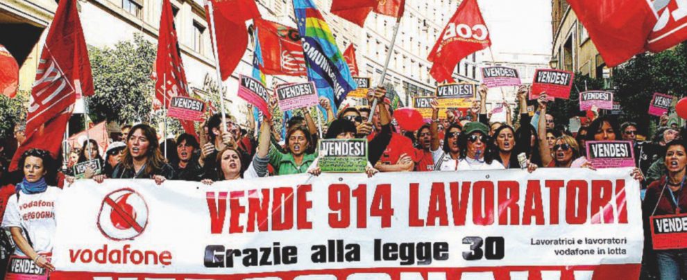 In piazza - Un corteo dei lavoratori Vodafone - Ansa Reintegrati e licenziati: odissea in Vodafone