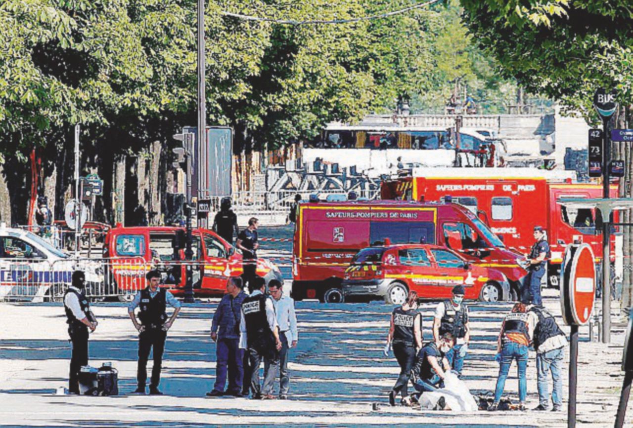 Champs -Elysées - Ancora un episodio di terrorismo lungo il celebre viale di Parigi - Reuters Parigi, il solito noto prende di mira la polizia