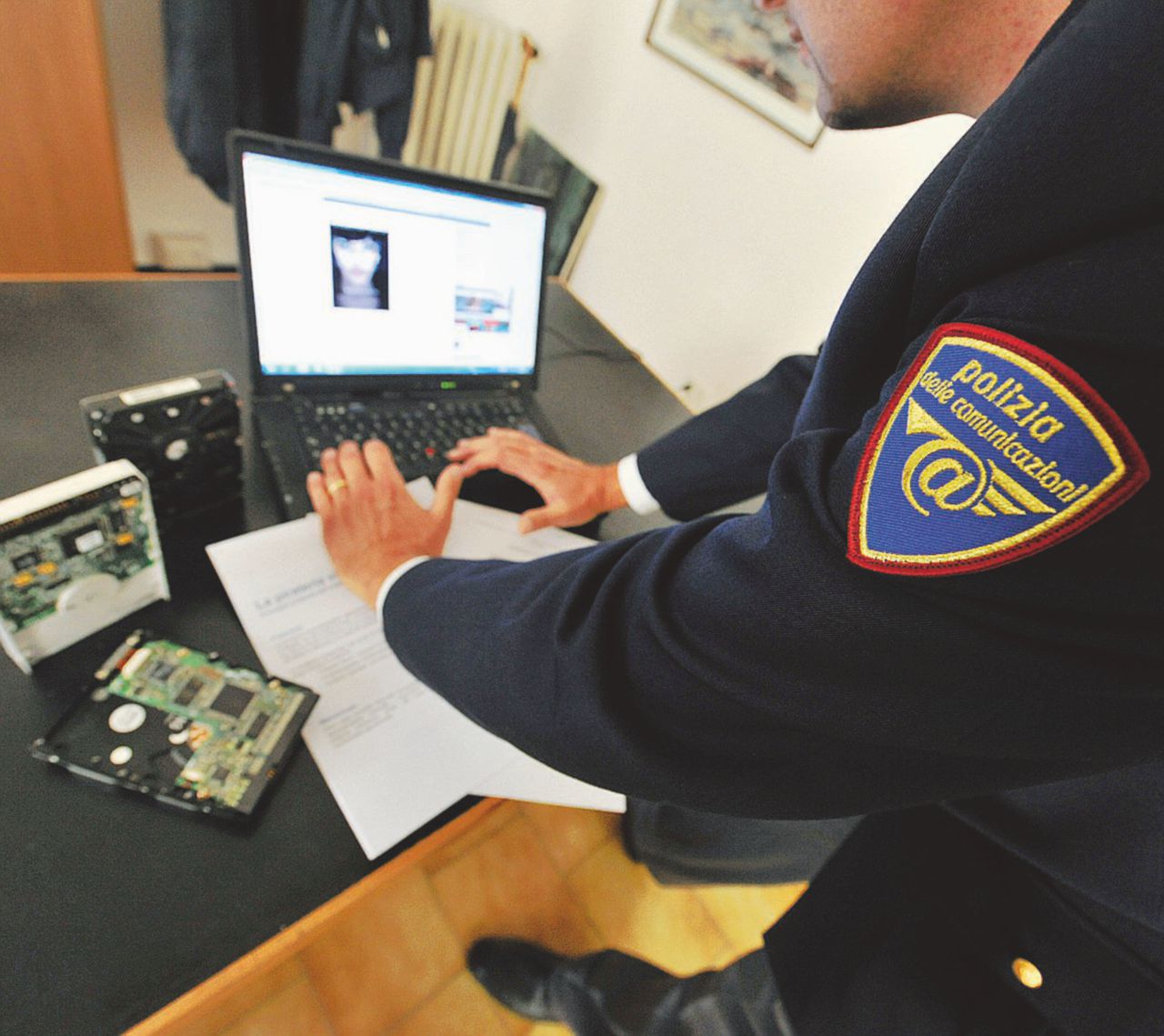 Chi indaga - Il fascicolo è in mano alla Polizia postale di Milano che ha sequestrato notebook e telefoni - Ansa Blue whale, c’è un’indagata. “Così ha plagiato una 12enne”