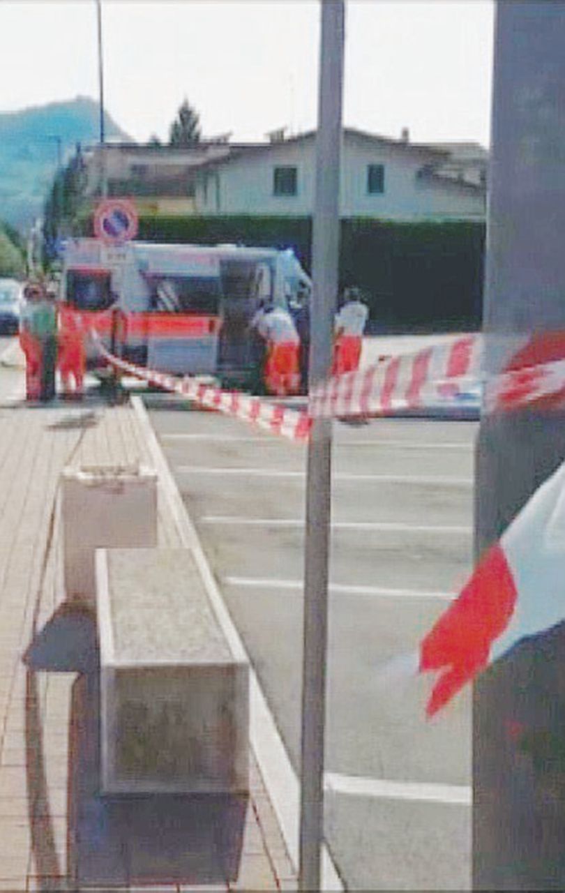 Rilievi - L’incidente - Ansa Lui ha il coltello, lei lo investe e lo uccide