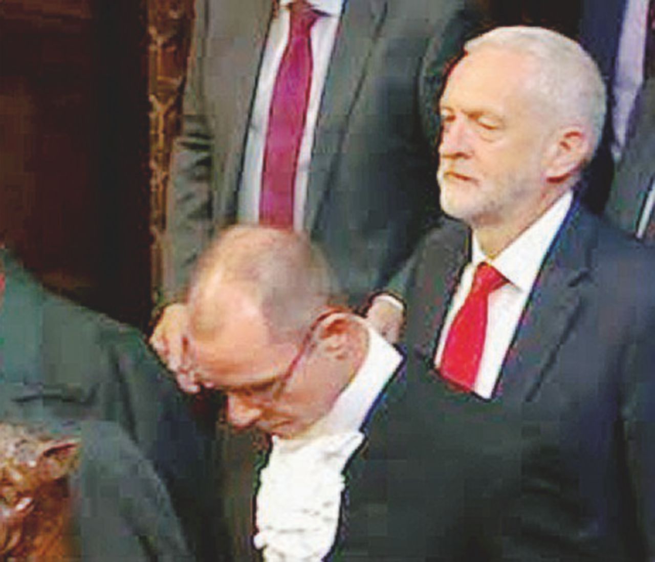 Corbyn che non china la testa - LaPresse La Regina trasforma la May in fantasma