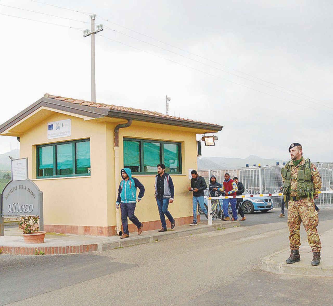 Inutile - L’ingresso del centro richiedenti asilo vicino Catania - Ansa Cara Mineo: come lucrare sulla pelle dei rifugiati