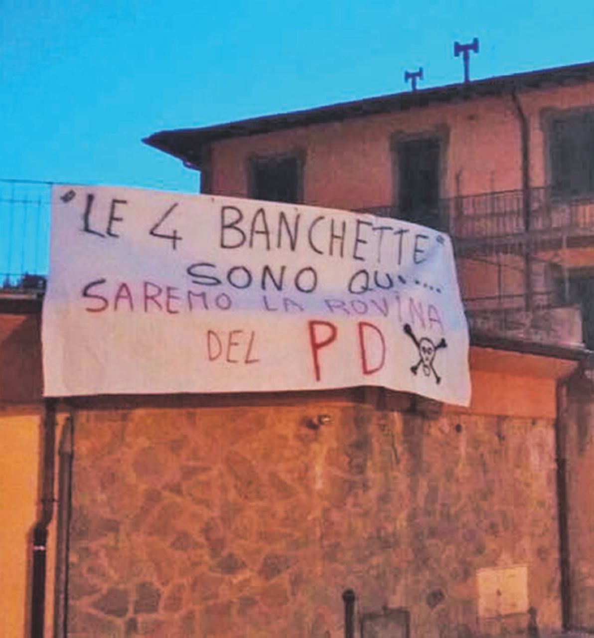La rivolta - I manifesti affissi a Rignano (il paese di Renzi) dai risparmiatori delle 4 banche Nel Nord Est il fantasma di Etruria fa tremare 200 mila risparmiatori