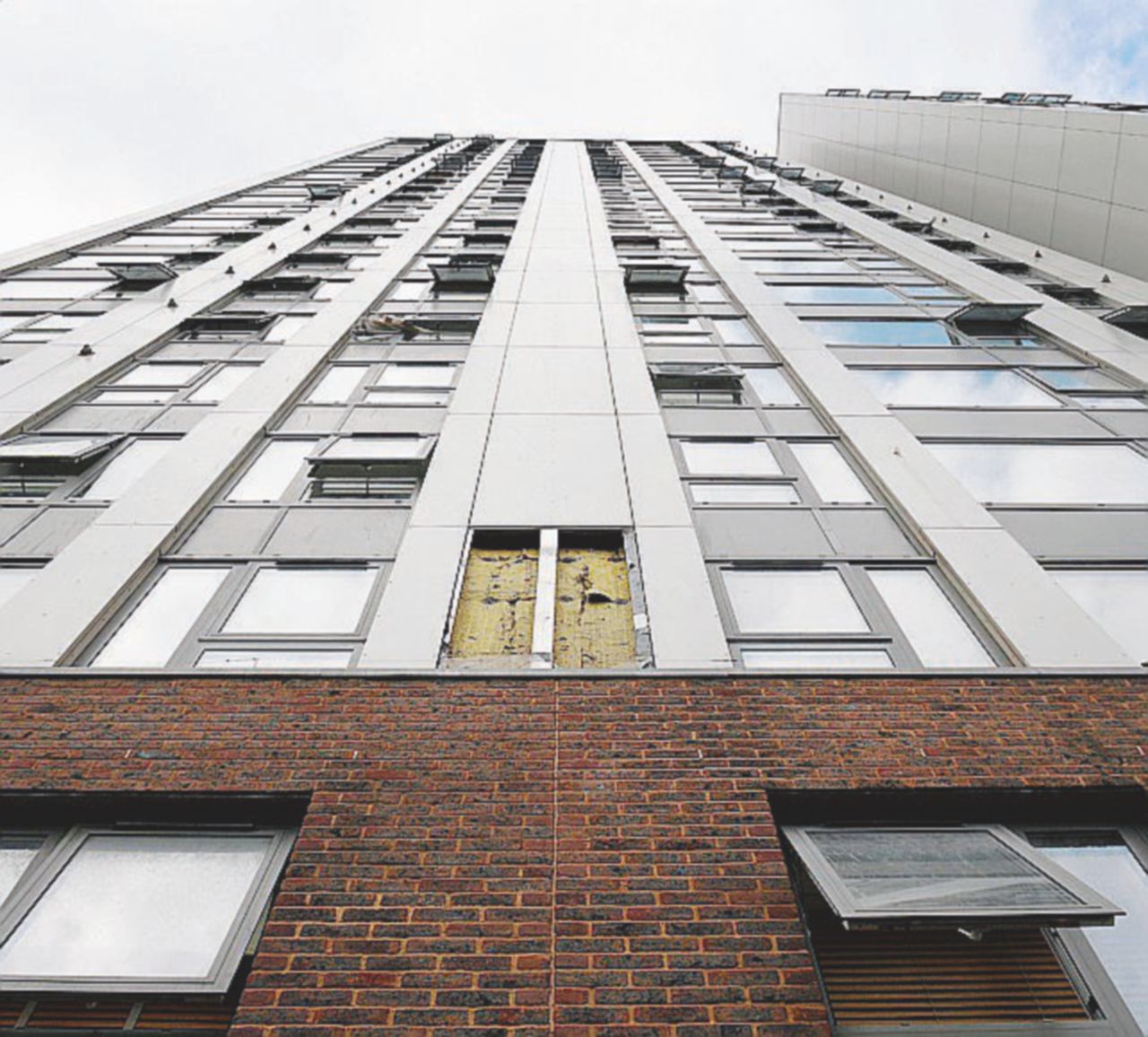 Coperture colpevoli - Un edificio nel quartiere di Camden con un rivestimento simile a quello del Grenfell - Ansa Londra, le 600 torri e l’“incubo Grenfell”