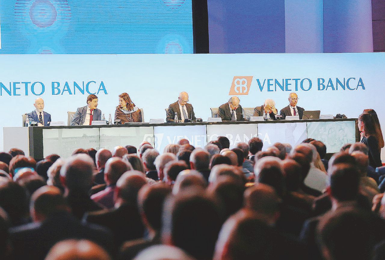 Panico Padoan, non sa cosa rispondere al diktat di Intesa Panico Padoan, non sa cosa rispondere al diktat di Intesa