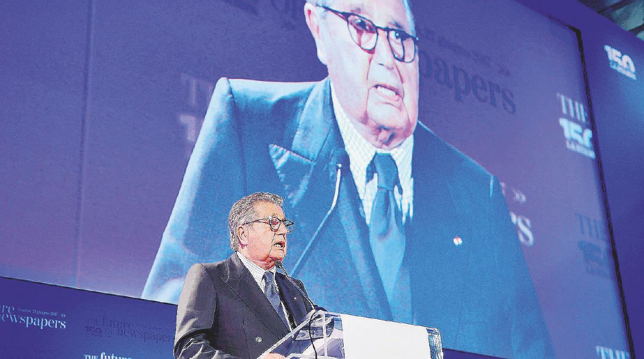 De Benedetti lascia al figlio (ma vince John Elkann) De Benedetti lascia al figlio (ma vince John Elkann)